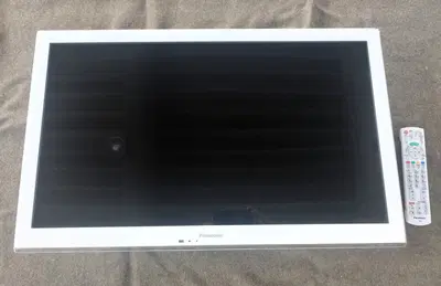 (Lotto 6) Televisore LCD marca PANASONIC modello TX-L32ET5EW con telecomando, supporto da parete e cavo di alimentazione