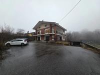 Appartamento con cantina e sottotetto non abitabile.