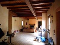 A) Casa indipendente di circa mq. 388,18 lordi con portico esterno e area esterna esclusiva di circa mq. 1.355,70. Su due livelli. Al piano terra: ingresso, cucina, soggiorno, due ripostigli, disimpegno, bagno, locale adibito a cantina, locale di sgombero e portico esterno. Al piano primo: disimpegno, due camere da letto, due bagni, locale soffitta, locale cabina armadio, locale ripostiglio.B) Rustico di circa 33,60 mq. lordi e portichetto di circa mq. lordi 14,56 in corpo staccato al piano terra.