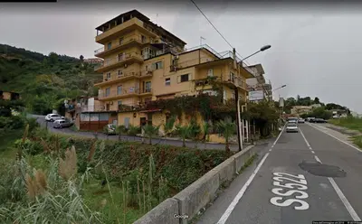 Ampio locale un tempo adibito a ristorante (ristorante Piedigrotta) al piano terra di un immobile pluripiano esteso ca 740 mq oltre terrazzo di 65 mq ca. e si compone di un'ampia sala con servizi igienici, zona cucina, un'area con celle frigorifere ed un 'area autoclave; attualmente libero, versa in precarie condizioni di manutenzione e non utilizzabile. Dalla perizia risulta che lo stato dei luoghi non corrisponde alle planimetrie catastali, Il costo per la regolarizzazione è 1.500,00 Euro.