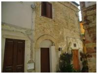 Appartamento ai piani secondo e terzo (sottotetto) con cantina al piano seminterrato.