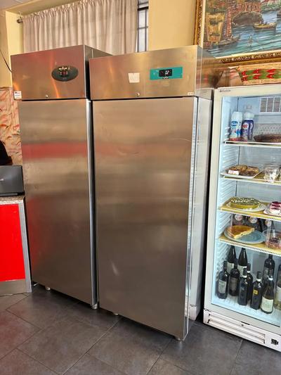 UN FRIGO MARCA MBM IN ACCIAIO