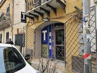 Negozio composto da tre vani in sequenza di forma...