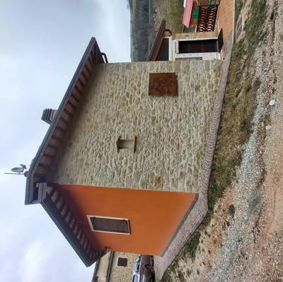 PIENA PROPRIETÀ DI FABBRICATO A DESTINAZIONE AGRITURISTICA della superficie commerciale di 322,00 mq; Il piano primo è composto da: due camere con servizi esclusivi, due macere con servizio comune,...