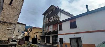 Proprietà 1/1 di appartamento, ad uso civile abitazione, al piano primo (senza ascensore) di un fabbricato plurifamiliare (palazzina con negozio al p. terra e 3 appartamenti, uno per ciascun piano), accessibile da vano scala e scala condominiale; nel suo interno: ingresso, cucina con piccolo ripostiglio, soggiorno, 3 camere da letto, bagno, oltre ad un balcone. Sprovvisto di posto auto e cantina. Impianto di riscaldamento autonomo. Vi sono ancora mobili e altre cose. Vedasi Avviso e Perizia.