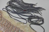 Bracciali, collana e fili di perle (lotto 406)