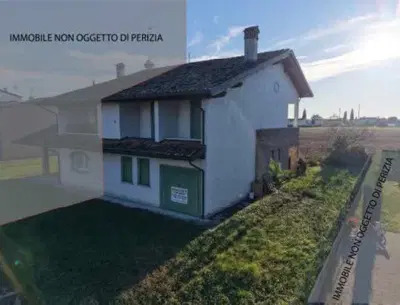 Abitazione di tipo civile su più livelli, oltre ad autorimessa pertinenziale al piano terra e scoperto di pertinenza. Piano terra: ingresso, soggiorno/pranzo, cucina, disimpegno, lavanderia, portico. Piano primo: tre camere, disimpegno, bagno, terrazze. Piano sottotetto: locali accessori. Superficie complessiva di ca. mq 239.   Stato di grezzo avanzato, incompleta finitura, opere edili ed impiantistiche non ultimate, serramenti esterni privi di vetrazione. Non abitabile e occupato da beni.