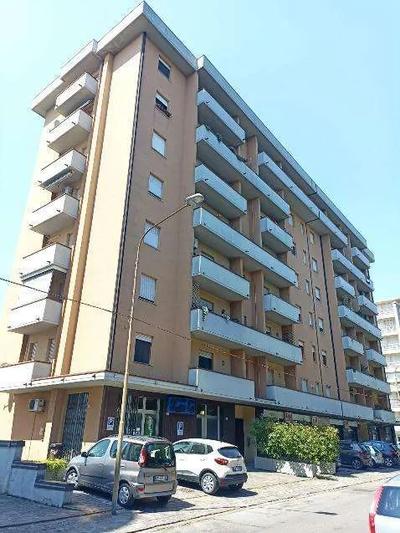 Piena ed intera proprietà di locale ad uso commerciale/artigianale con due servizi igienici e antibagno, con una superficie calpestabile di 199 mq; l’immobile è situato al piano terra di una palazzina di otto piani fuori terra nella periferia sud di Carpi (MO), via Cimabue 14/A. Superficie commerciale complessiva: 211 mq.