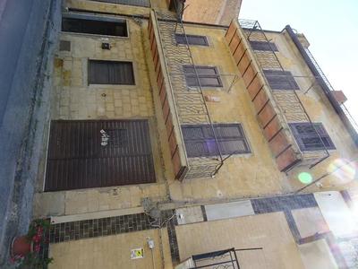 In Comune di Barrafranca (EN) via Toscana, 69/71.Intero fabbricato urbano ad...