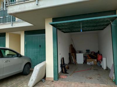 Piena proprieta' di alloggio posto al piano primo di palazzina residenziale,...