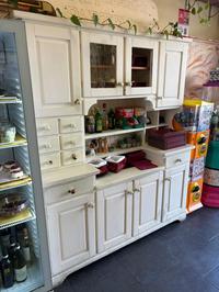 UNA CREDENZA IN LEGNO BIANCA CON ANTE CHIUSE ,CASSETTI E...