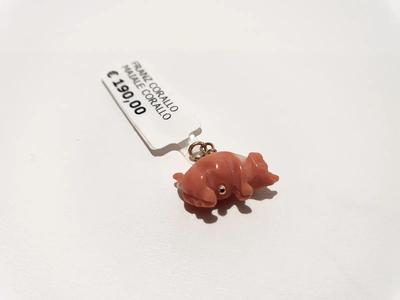(Lotto n.1858) un ciondolo in corallo a forma di maiale con anello in oro...
