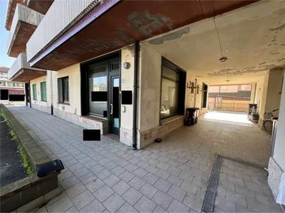 Piena proprietà 1/1 di ufficio al piano terra facente parte del complesso condominiale denominato "Novo Centro Commerciale", sup. 47 mq. Attualmente occupato da beni mobili. Regolarità urbanistico-edilizio-catastale, Vincoli e oneri, il tutto come da Perizia. Spese condominiali medie annue circa euro 190,00. Nessuna spesa scaduta. APE non disponibile. L'immobile necessita di verifica impianti (elettrico e termico). Il valore è stato ridotto del 15% per oneri e immediato godimento