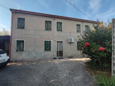 Quota di 1/1 di piena proprietà relativa ad un fabbricato abitativo con annessi locali accessori ed aree scoperte di pertinenza, sito in Lendinara (RO) loc. Saguedo, Via Arzaron n. 23. Occupazione: occupato senza titolo opponibile alla procedura. Regolarità urbanistico-edilizia-catastale, vincoli e oneri come da perizia. 