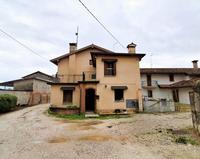 Casetta singola con contigua area della superficie...