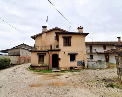 Casetta singola con contigua area della superficie commerciale di 183,48 mq, in Varmo, via Fontana del Frari n. 14, fraz. Cornazzai
