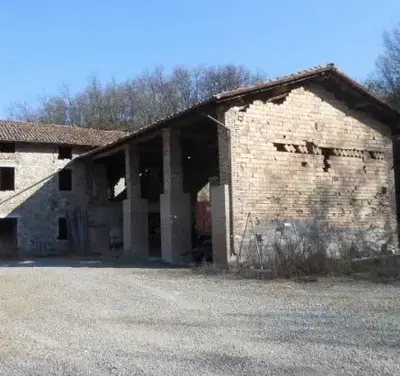 Lotto 3) Piena ed esclusiva proprietà di fabbricato collabente denominato "Cà Vigna" al grezzo, costituito da abitazione e locali di deposito a Vezzano sul Crostolo (RE), via La Vigna n.3.