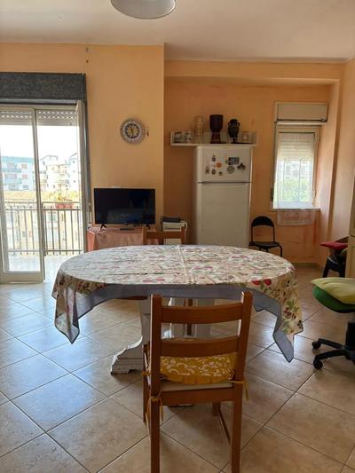 Alloggio sito nel Comune di Augusta nella Via I Maggio n. 3, piano quarto, interno 8, composto da quattro vani ed accessori, con annesso locale cantina a paino terra, confinante con vano scale.