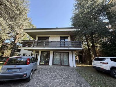 Villa singola della superficie commerciale di 324,61 mq per la quota di 1/1...