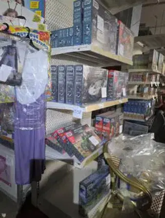 Lotto 4: Stock composto da scaffalatura interna ed esterna, meglio descritta...