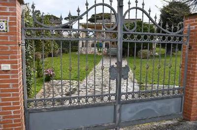 Villa costruita su un unico livello, con relativa corte/giardino di pertinenza ed accessori. Viene posta in vendita la quota indivisa di 35/96 del diritto di proprietà dell’esecutato.