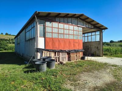 Rimessa attrezzi, serra e terreno circostante di mq 7605