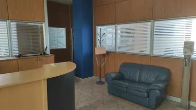 a) Posto auto scoperto; b) Appartamento uso ufficio al piano primo.
