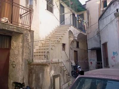 Diritti di piena proprietà di unità immobiliare su due piani comunicanti tra loro mediante scala esterna scoperta.