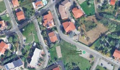 Appartamento al piano primo suddiviso in: zona giorno composta da ampio salone con doppio ingresso, una stanza adibita a studio, una cucina abitabile; zona notte, composta da 4 camere da letto, servite da 2 bagni, oltre a un ripostiglio.  L’unità comprende inoltre 2 ampi balconi. L'immobile risulta occupato e in caso di aggiudicazione sarà liberato a cura della procedura su richiesta ell’aggiudicatario. L’immobile è meglio descritto nella relazione del CTU alla quale si rimanda.
