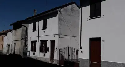 Diritto di proprietà per la quota intera (1/1) di fabbricato d’abitazione di tipo popolare, libero su tutti i lati, disposto su due piani fuori terra