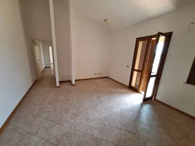 Trilocale al piano secondo con garage sito a Capannoli (PI), in via Gramsci 50/7. Per maggiori informazioni visitare il portale www.quimmo.it - Codice annuncio 2638804