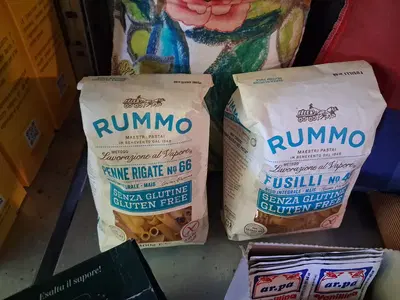 LOTTO 3 COMPOSTO DA RIMANENZE DI MATERIE PRIME TRA CUI: FARINA 00, POLENTA...