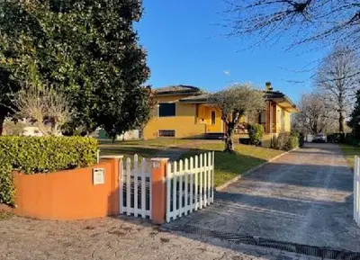 Abitazione indipendente su due piani, oltre ad un accessorio in corpo staccato costituito da porticato, legnaia, ripostiglio e garage. Piano terra: portico, lavanderia, centrale termica, taverna, camera da letto, disimpegno, servizio igienico, cantina, secondo locale adibito a taverna. Primo piano: cucina, soggiorno, saletta da pranzo con ripostiglio, servizio igienico comune, tre camere da letto, una con bagno privato. Mq 360,83. Immobile occupato.