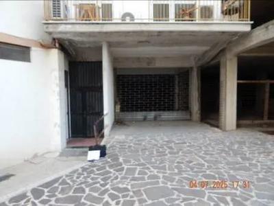 Magazzino per la quota di 1/1 di piena proprietà della superficie utile di mq. 116,80. È composta da ingresso, scala a scendere, magazzino, bagno e ripostiglio.