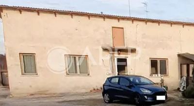 Lotto Unico - piena proprietà del complesso immobiliare in Comune di Sant'Angelo di Piove di Sacco (PD), via A. Gramsci n. 6, e precisamente un fabbricato comprendente 2 appartamenti e un garage di mq. 143; un laboratorio; un ulteriore corpo in distacco da demolire ad uso magazzino di mq. 75, il tutto su un'area di mq. 1.352; un edificio ad uso laboratorio artigianale di mq. 227 insistente su area di mq. 905; quota indivisa di 1/2 della striscia di terreno ad uso passaggio di mq. 42. Occupato dal debitore.