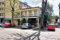 Abitazione con corte esclusiva, sita in Faenza (RA), Via Mameli n.6. Superfici: Locali p.interrato 93 mq; Cantina p.interrato 13 mq; Portico p.terra 20 mq; Locali abitativi p.terra 123 mq; Locali abitativi p.primo 127 mq; Terrazzo p.primo 36 mq; Corte esclusiva 107 mq circa; Porzione di corte esclusiva utilizzata dalla part. 347 15 mq circa Per maggiori informazioni visitare il portale www.quimmo.it - Codice annuncio 23473