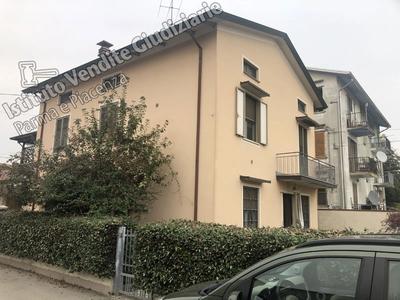 Lotto unico - Fabbricato di civile abitazione, da terra a tetto, disposto sui piani terreno e primo (oltre a sottotetto al grezzo, non abitabile), cosi' composto: ingresso, tre vani, tre bagni, disimpegno, cucina, soggiorno, due camere, terrazzo e balcone. Di pertinenza: cantina e due autorimesse poste al piano terreno e area cortilizia. Superficie commerciale complessiva di mq. 265 circa.