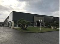 Capannone ad uso commerciale con locale espositivo al...