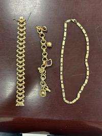 Lotto 3/B: Due bracciali e una collana in oro giallo,...