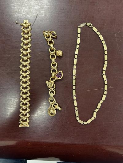 Lotto 3/B: Due bracciali e una collana in oro giallo, pietre 74,8 g