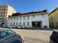 a)laboratorio artigianale b)appartamento sito al piano primo intermedio c)appartamento sito al piano primo d)box doppio annesso al laboratorio produttivo;e)n. 8 posti auto scoperti situati all’interno del cortile comune. Il cortile comune è accessibile da Via Bellini tramite portone con saracinesca.