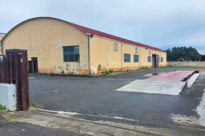 Opificio a Pace del Mela (ME), località Giammoro, nella Zona industriale viaria D. Superficie commerciale di 1691 mq. Capannone in due ambienti, edificio con uffici e servizi, cabina elettrica, corte carrabile e terreno (cubatura edificabile residua di 21096 mc). Finiture e impianti idonei. Abusi da sanare. Condizioni buone. Classe energetica F Per maggiori informazioni visitare il portale www.quimmo.it - Codice annuncio 2638559