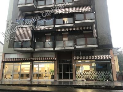 Lotto unico - Appartamento posto al primo piano di edificio condominiale...