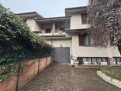 PORZIONE INDIPENDENTE DI VILLA BIFAMILIARE  della superficie commerciale di 254,04 mq per la quota di 1/1 di piena proprietà. Porzione indipendente di villa bifamiliare di due piani fuori terra ed uno interrato con giardino di pertinenza, composta al piano interrato: da vano ad uso cantina, servizio, centrale termica e box autorimessa; al piano terreno: da soggiorno, cucina, ripostiglio e servizio; al piano primo: da tre camere e servizio. L'immobile si presenta in buono stato conservativo. 