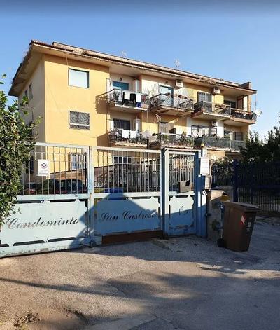 Piena ed esclusiva proprietà costituito da due locali contigui ad uso deposito, ubicati nel Comune di Marano di Napoli (NA), alla Via San Castrese n. 9, all’interno del fabbricato condominiale denominato “Condominio Omissis + beni mobili presenti nel deposito.