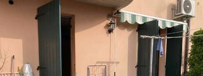 piena proprietà di civile abitazione in villetta a schiera , con antistante e retrostante area cortiliva pertinenziale,