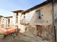 Quote di fabbricato diruto e terreni agricoli siti a...