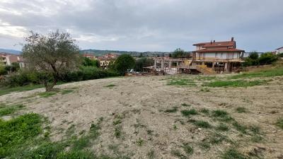 Piena proprietà 1000/1000 di terreno in Morciano di Romagna (RN), SP17 (via Bottrigo) snc, presso il confine con Montefiore Conca, costituito dalle particelle 2554 e 2555, superficie catastale complessiva 619 mq. Terreno in zona basso-collinare, declive, privo di colture al sopralluogo. L’Esperto non ha eseguito verifiche topografiche sull’effettivo posizionamento dei confini, che risultano privi di materializzazione sul posto.