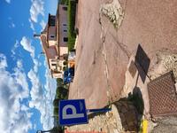 Intera proprietà su posto auto scoperto, sito in Comune di Arzachena, Località Cala del Faro, via Capo Ferro, distinto al NCEU al Foglio 5, particella 1288, sub 89, Categoria C6, consistenza 14 m2, superficie catastale 14 m2, Rendita euro 63,63. Confinante con la via Capo Ferro, col posto auto n. 7 identificato catastalmente con sub 90 e con aree condominiali.