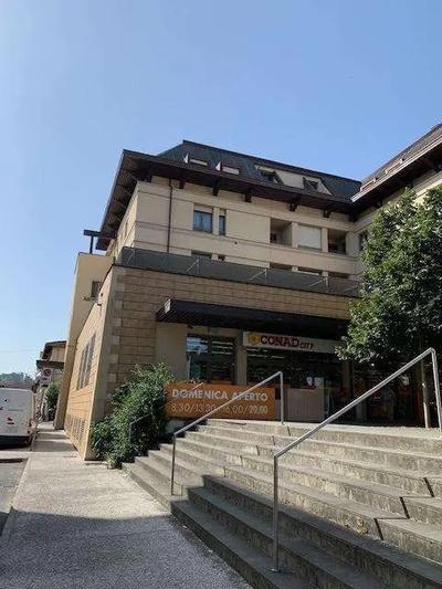 Il Lotto 19) è composto da: Appartamento di civile abitazione per una superficie commerciale complessiva di circa mq 140,00 sito al piano 4 e 5 con un posto auto coperto al piano S2 e cantina al piano S2, il tutto per la quota di 1/1 del diritto di piena proprietà. La superiore descrizione è un estratto, per una descrizione più dettagliata e completa si invita a prendere visione delle perizie immobiliari e relative integrazioni, e a quanto scritto sull’avviso di vendita.